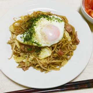 ウインナーとベーコンのきゃべつもやし焼きそば♡